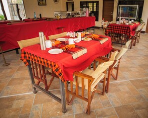 Phục vụ bữa sáng, bữa trưa, bữa tối, món địa phương và quốc tế 