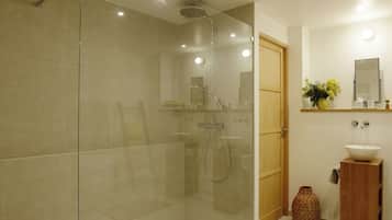 Gallery Suite, Multiple Beds, Bathtub, Park View | Bathroom | Eco-friendly toiletries, hair dryer, bathrobes, towels