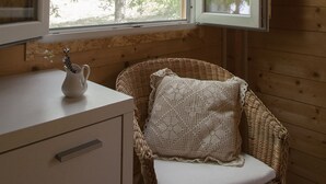 Appartement, 2 slaapkamers | Hypoallergeen beddengoed, donsdekens, een bureau