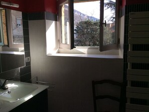 Camera doppia | Bagno | Doccia, set di cortesia gratuito, asciugacapelli, asciugamani