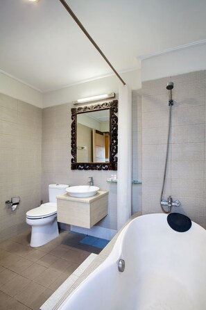 Standard Twin Room | Bathroom | Shower, towels - Kusuma Kemang Suite (Jakarta)