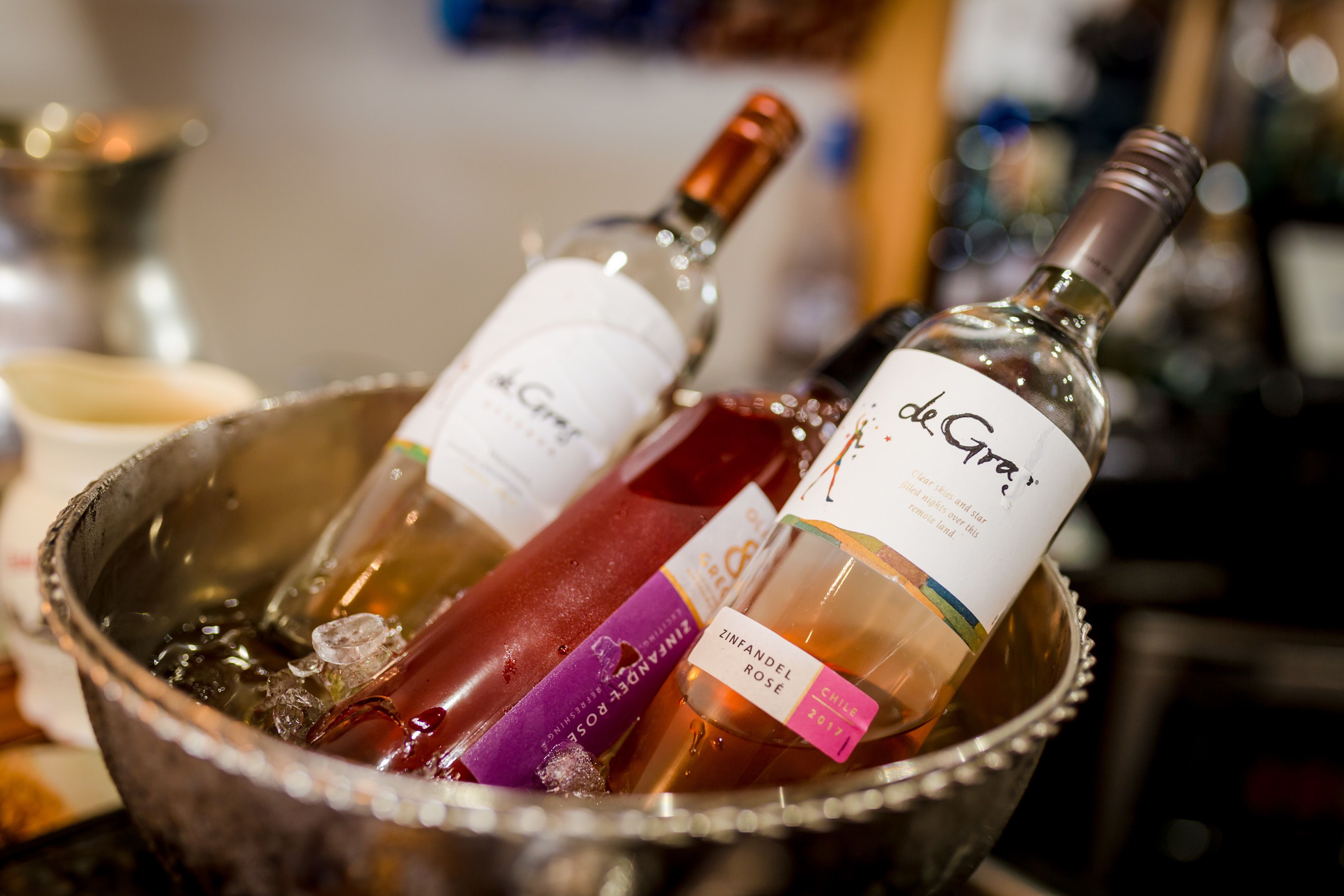 Un balde con tres botellas de vino etiquetadas.