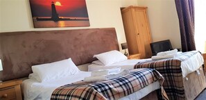 Individually furnished, desk, laptop workspace, blackout curtains - The Harbour House Hotel (Stranraer)