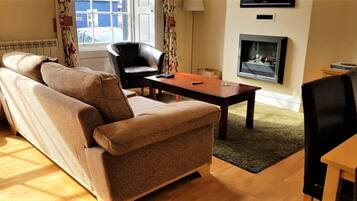 Departamento, 1 habitación | Muebles diferentes, escritorio y espacio para trabajar con laptop