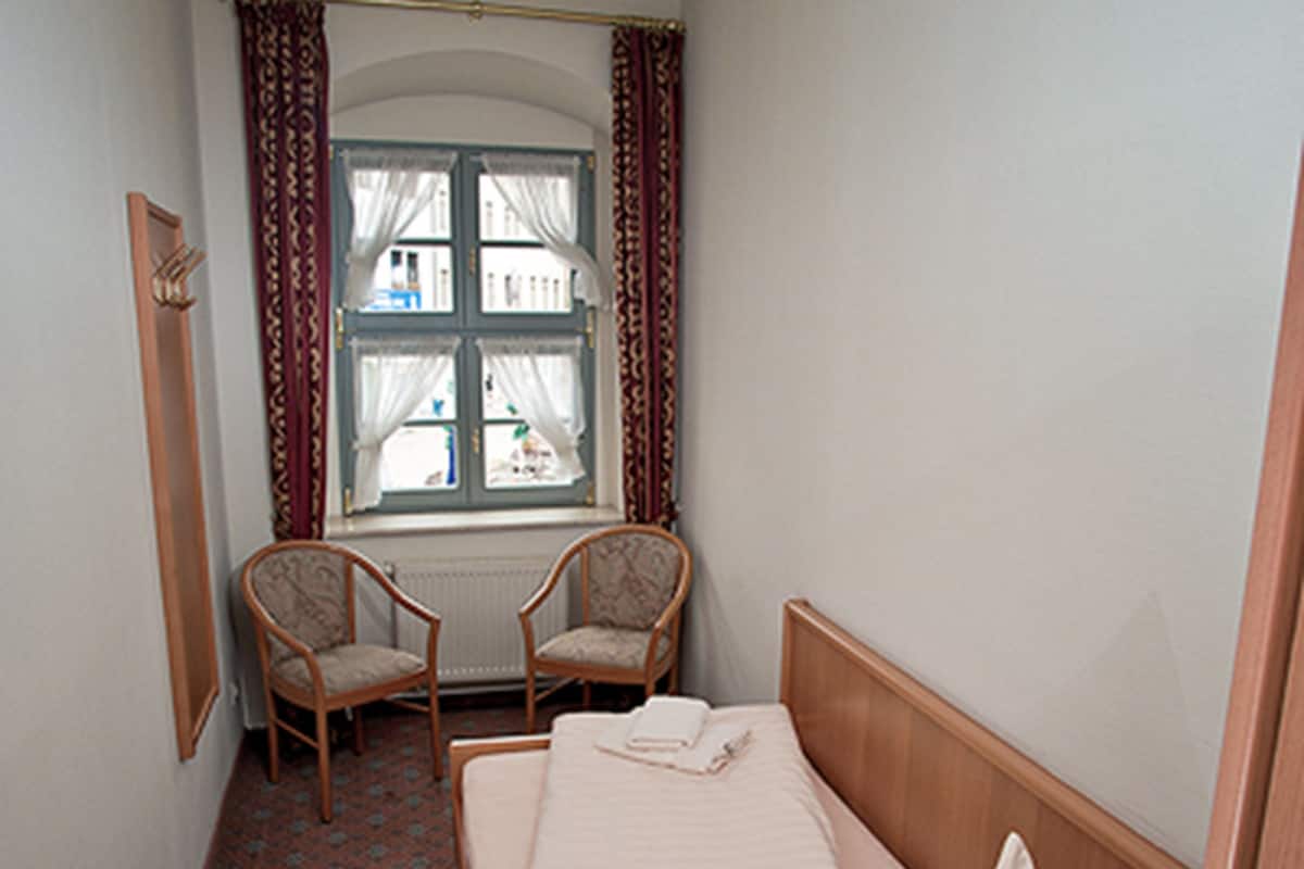 single room | desk, blackout curtains, free wifi, bed sheets