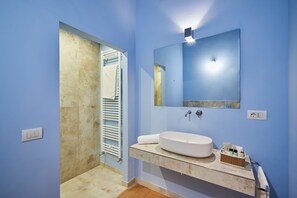 Standard Suite | Bathroom | Shower, deep soaking tub, free toiletries, bathrobes - Villa Socini (Siena)