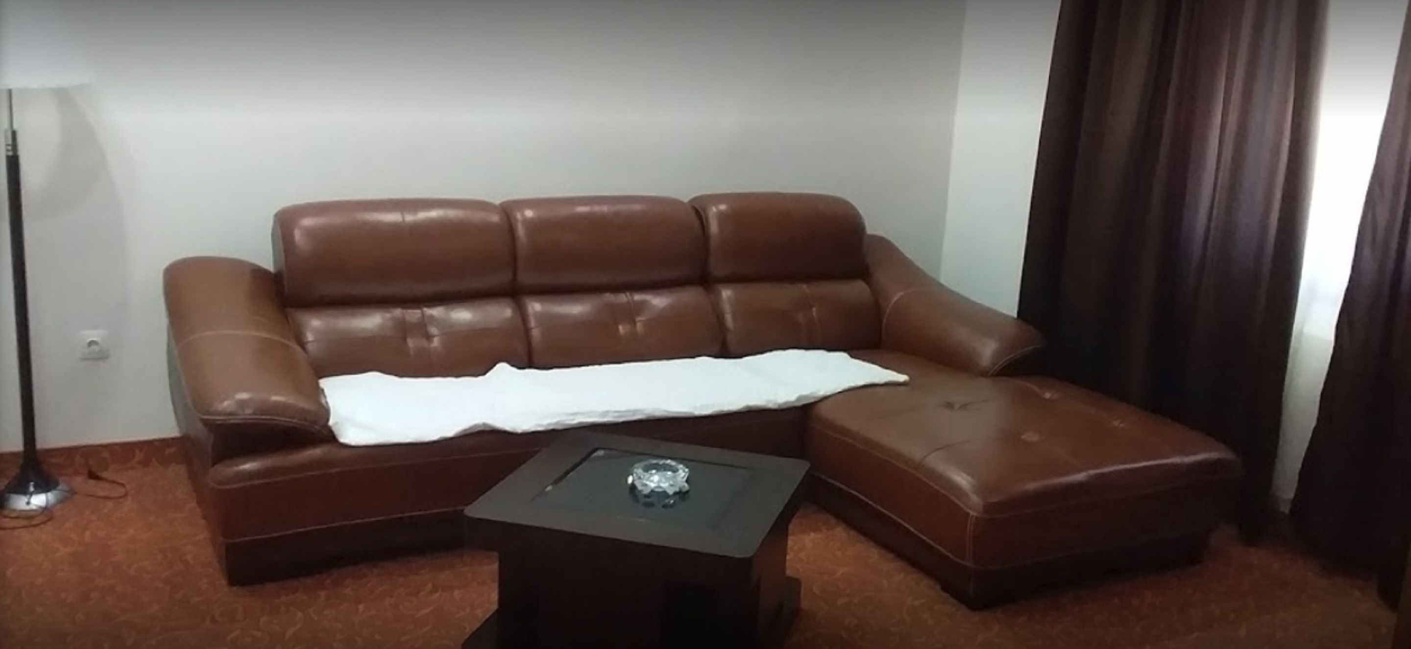 suite | living area | flat-screen tv