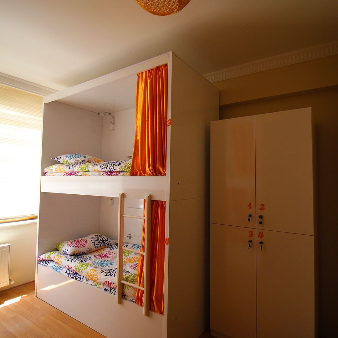 Habitación con literas, armario y ventana.