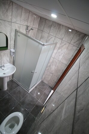 Shower, free toiletries, hair dryer, slippers - Deeps Hostel (Eskisehir)