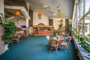 2 bar/lounge