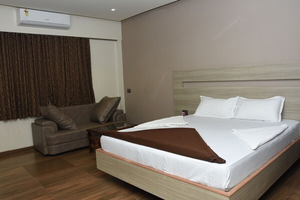 Deluxe Double Room, Smoking, City View