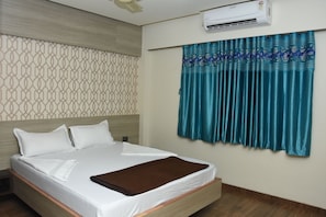 Classic Double Room, 1 Queen Bed, Smoking | Desk, rollaway beds, free WiFi - Hotel Aqua Regency (Mumbai)
