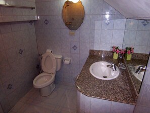 Kamar Double Standar, 1 Tempat Tidur King | Kamar mandi | Bathtub dan shower terpisah dan perlengkapan mandi gratis