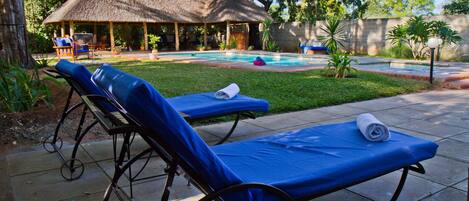 Piscine extérieure, parasols de plage, chaises longues