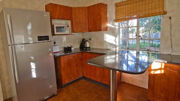 Family House, 3 Bedrooms | Dapur peribadi | Peti sejuk, ketuhar, dapur, alat memasak/pinggan mangkuk/perkakas dapur