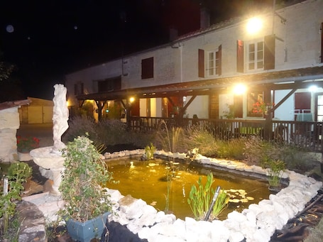 Fachada de la propiedad por la tarde o noche