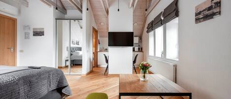 Estudi en suite presidencial, 1 llit de matrimoni i sofà llit, vistes al riu | Escriptori i espai de treball apte per a portàtils