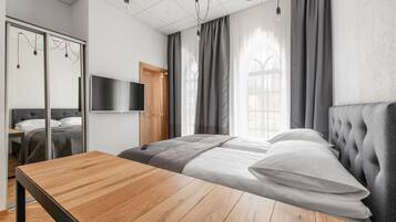 Dobbeltrom – deluxe, 1 queensize-seng, elveutsikt | Skrivebord, skrivebord for bærbar PC, lydisolert og strykejern/-brett