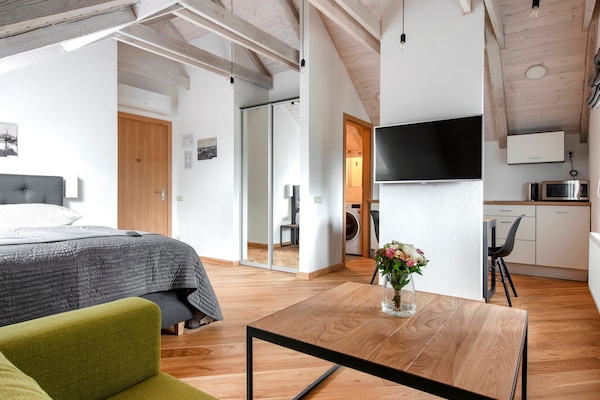 Escritorio y espacio para trabajar con laptop