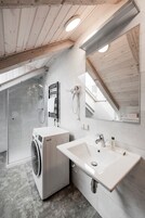 Double Mini Room, Mansard Floor (8 square meters) | Badkamer | Een douche, gratis toiletartikelen, een haardroger, handdoeken