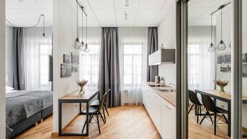 Deluxe Double Room, 1 Queen Bed, Courtyard View | In-room dining