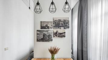 Escritorio y espacio para trabajar con laptop