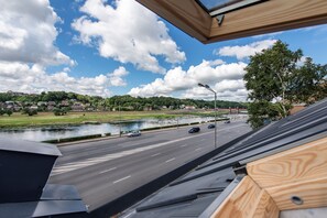 Suite estudio familiar, 1 cama de matrimonio con sofá cama, vistas al río | Vistas a la ciudad