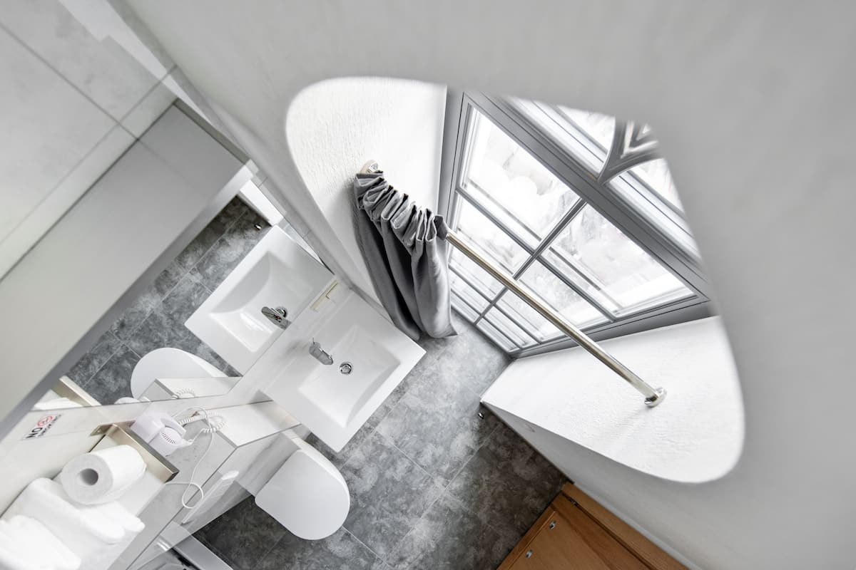Deluxe Double Room, 1 Queen Bed, River View | Bathroom sink