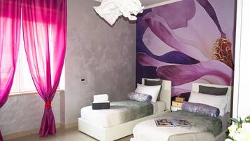 Phòng đôi có thiết kế đặc sắc, 2 giường đơn, phòng tắm riêng | 1 phòng ngủ, minibar, bàn ủi/dụng cụ ủi quần áo