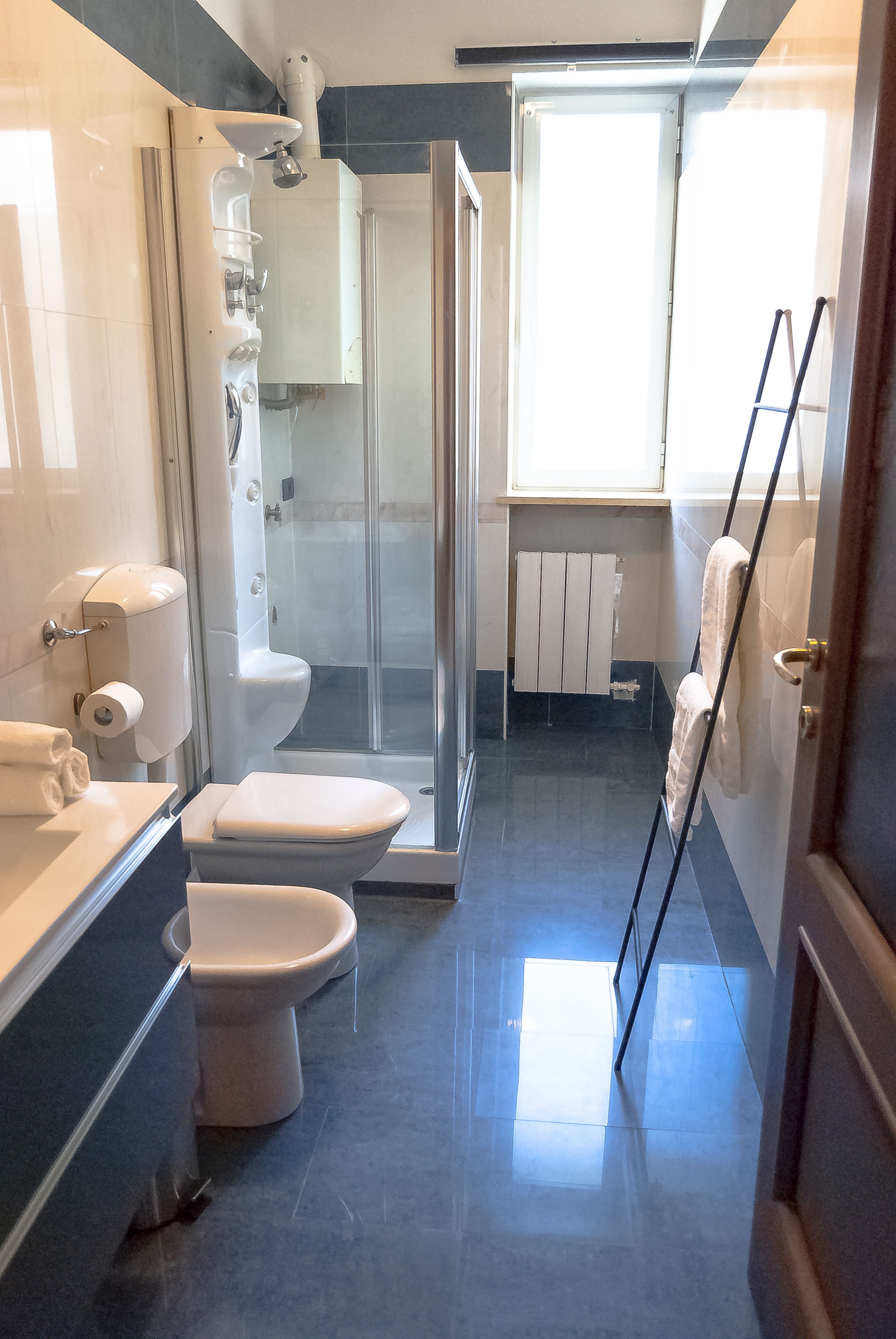 Dusche, kostenlose Toilettenartikel, Handtücher