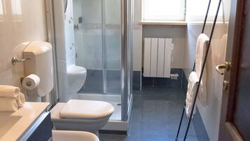 Dusche, kostenlose Toilettenartikel, Handtücher