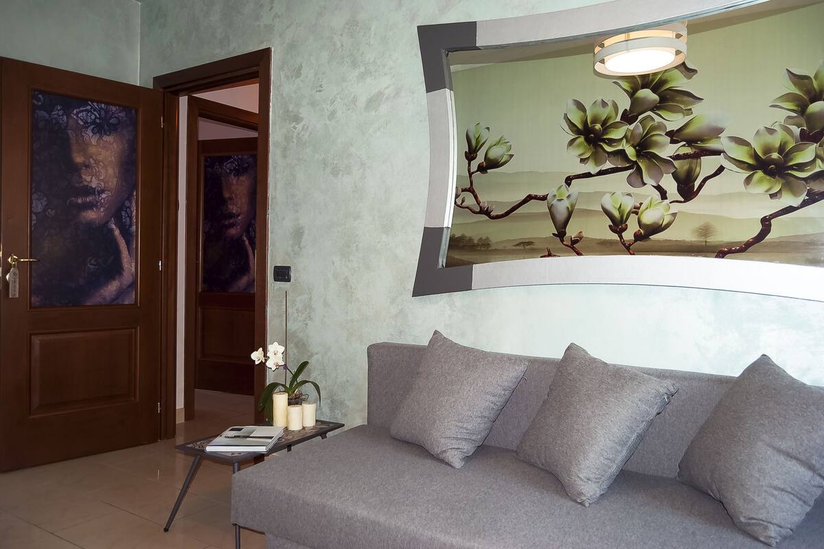 Flat-screen TV, fireplace