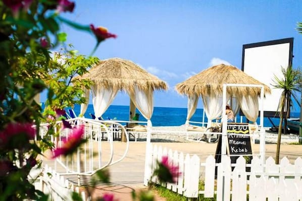 Private beach - Mgzavrebi Gonio Aparthotel (Batumi)