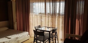 Studio, Sea View