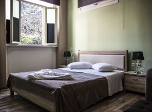 Tremannsrom – familie | Minibar, safe på rommet, wi-fi (inkludert) og sengetøy