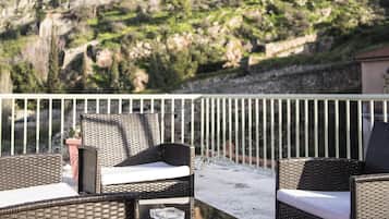 Deluxe Double Room, Terrace | Living room