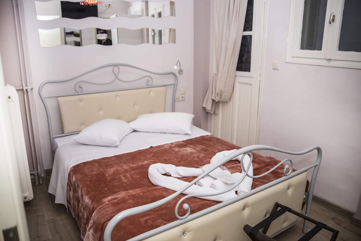 Economy Double Room | Minibar, in-room safe, WiFi (free), bed sheets