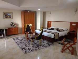 Superior Room | Minibar, in-room safe, desk, blackout drapes