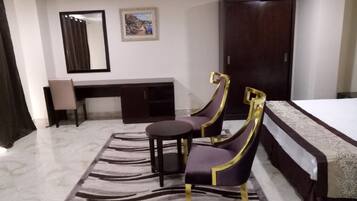 Suite Junior | Minibar, coffres-forts dans les chambres, bureau, rideaux occultants