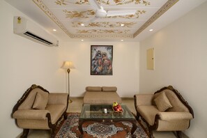 Quarto triplo família, 1 cama King e sofá-cama | Sala de estar | TV de tela plana