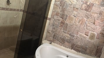 Dormitório compartilhado, 2 camas Queen | Banheiro | Produtos de toalete grátis, secador de cabelo (mediante solicitação)