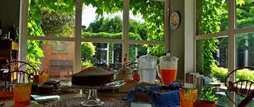 每日供应当地美食早餐（每人 EUR 10.00）