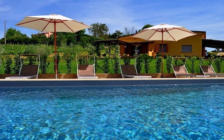 Una piscina al aire libre de temporada