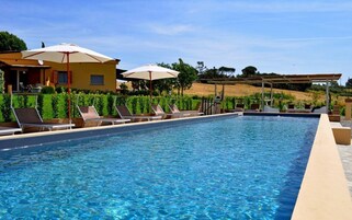 季节性开放的室外游泳池