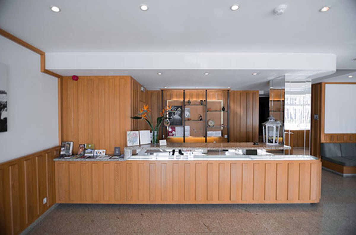 Check-in/check-out kiosk