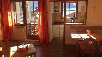 Huoneisto | Olohuone | Taulutelevisio, DVD-soitin, pöytätennispöytä