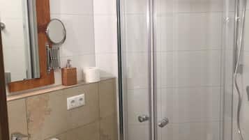 Apartment | Bathroom | Shower, hair dryer, towels