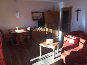 Appartement | Salle de séjour | Téléviseur à écran plat, lecteur de DVD, table de ping-pong