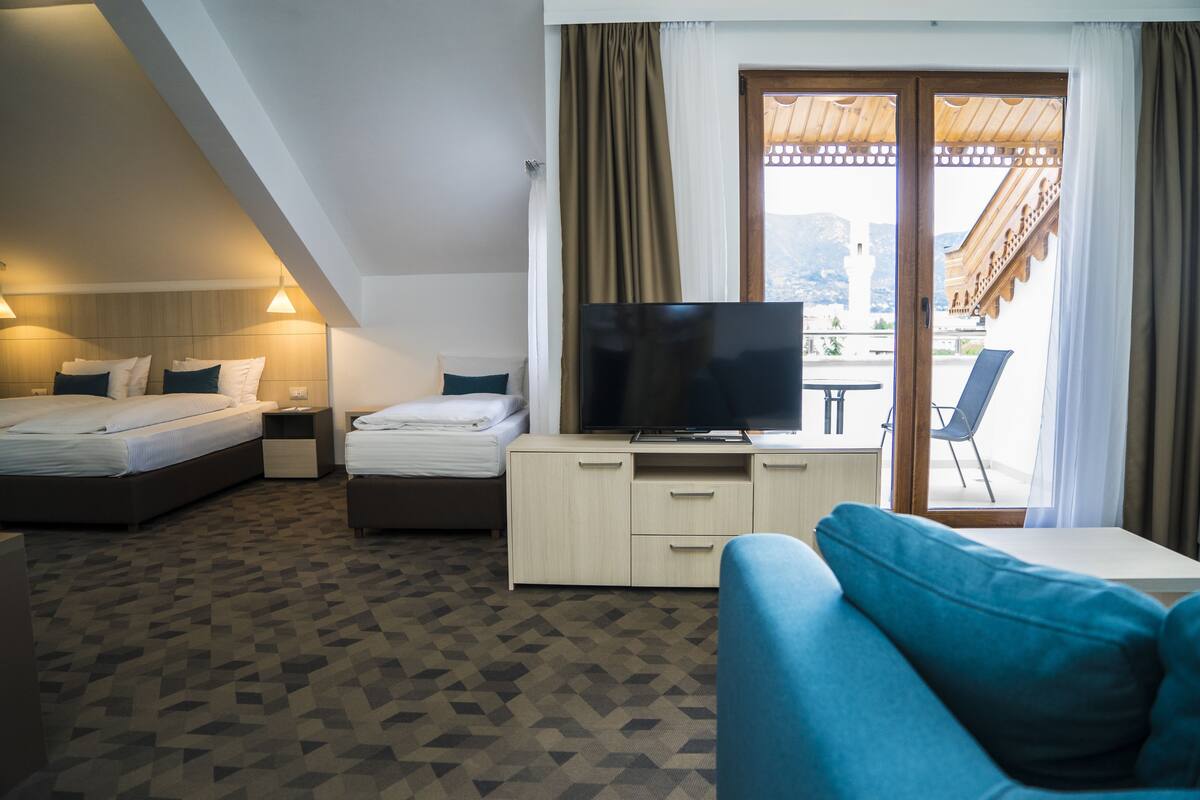 junior suite, balcony | minibar, in-room safe, desk, soundproofing