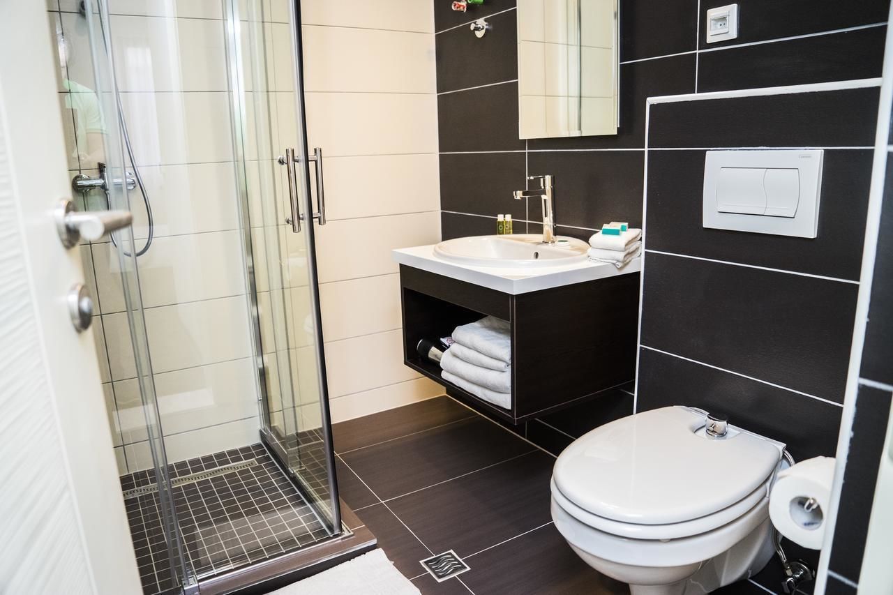 double room | bathroom | shower, free toiletries, hair dryer, slippers